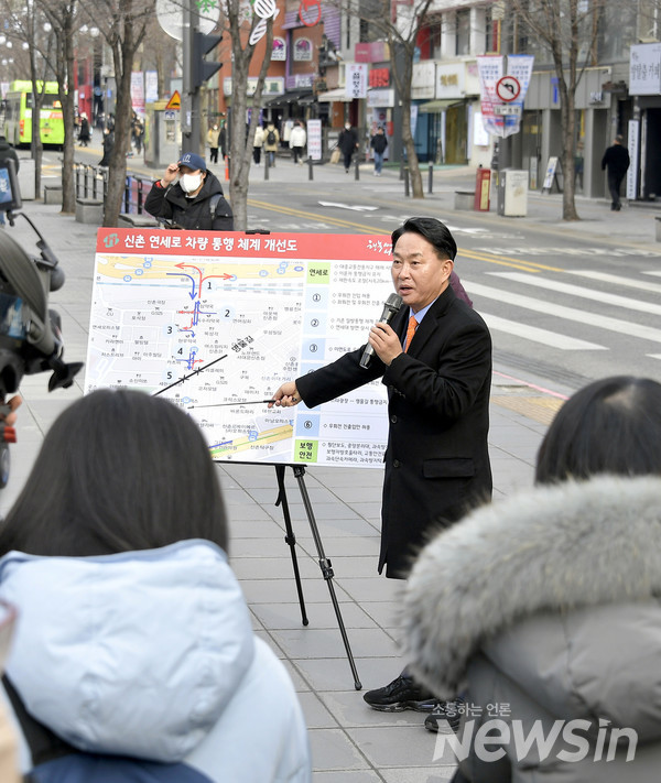 이성헌 서대문구청장이 ‘신촌 연세로 대중교통전용지구 시범 해제’를 하루 앞둔 19일 낮 해당 사업 현장에서 기자설명회를 열고 ‘신촌 활성화를 위한 전방위 사업 계획’을 밝히고 있다.