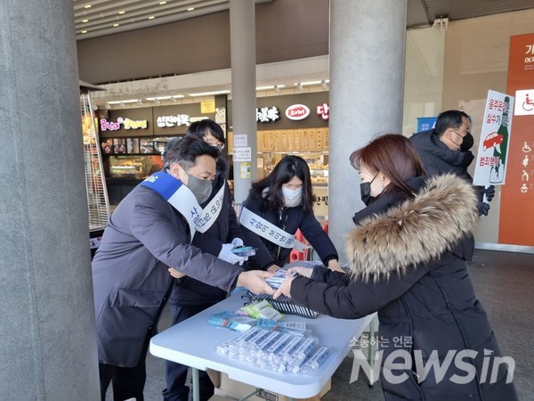 한국교통안전공단 한정헌 서울본부장과 직원들이 만남의 광장 휴게소 이용객들에게 홍보용품을 배포하고 안전운전을 당부했다. 