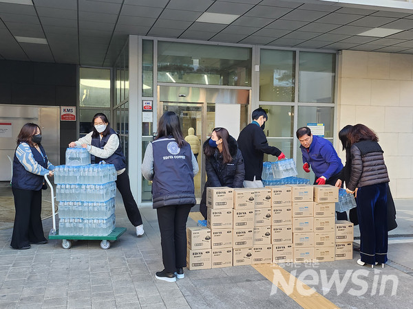 상생이라는 제1의 경영철학 아래 가맹점과 동반성장하는 이디야 커피는 구룡마을이 조속히 평화로운 일상으로 돌아가길 기원했다. 