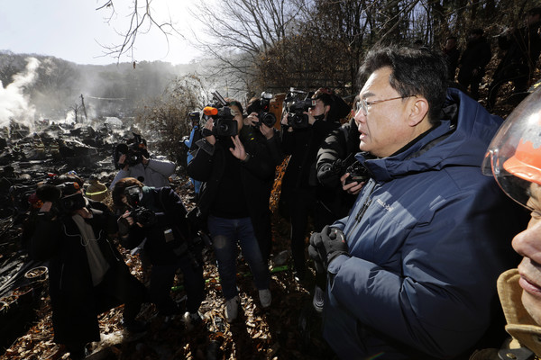 정진석 국민의힘 비상대책위원장이 20일 오전 화재가 발생한 서울 강남구 구룡마을을 찾아 화재현장을 바라보고 있다.2023.01.20 / 사진=[공동취재사진]