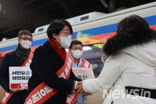 진보당 윤희숙 상임대표가 용산역에서 시민들에게 인사하고 있다.