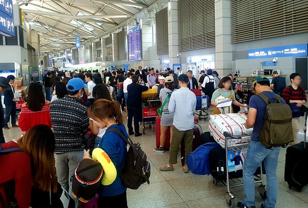 [사진설명] 지난 설 연휴 해외여행을 떠나는 인파로 인천국제공항이 북새통을 이뤘다