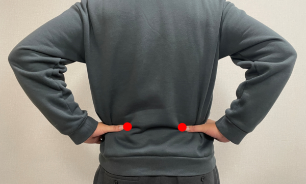 [사진설명] 허리 주변 혈액순환 촉진해 허리 통증 감소시키는 ‘신수혈(腎兪穴)’ 지압법