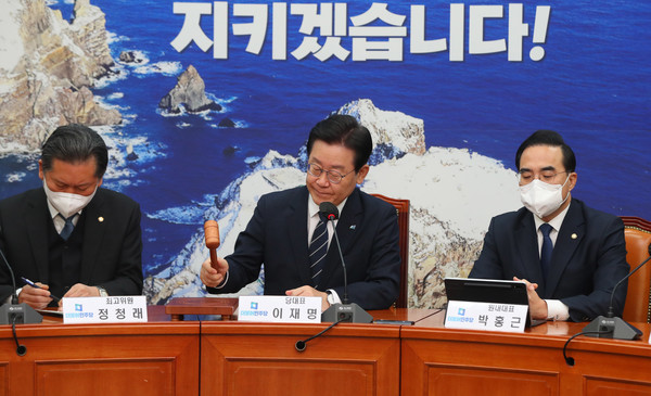 이재명 더불어민주당 대표가 25일 오전 서울 여의도 국회에서 열린 최고위원회의에 참석해 의사봉을 두드리고 있다. 2023.01.25 / 사진=[뉴시스]