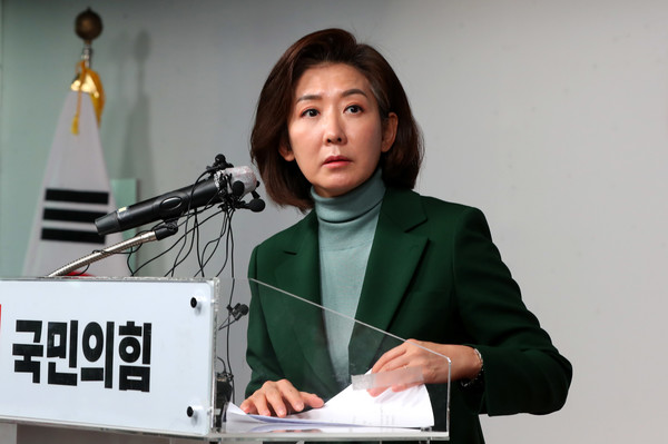 나경원 전 국민의힘 의원이 25일 오전 서울 여의도 국민의힘 당사에서 당 대표 경선 불출마선언을 한 후 취재진의 질문을 듣고 있다. 2023.01.25 / 사진=[뉴시스]