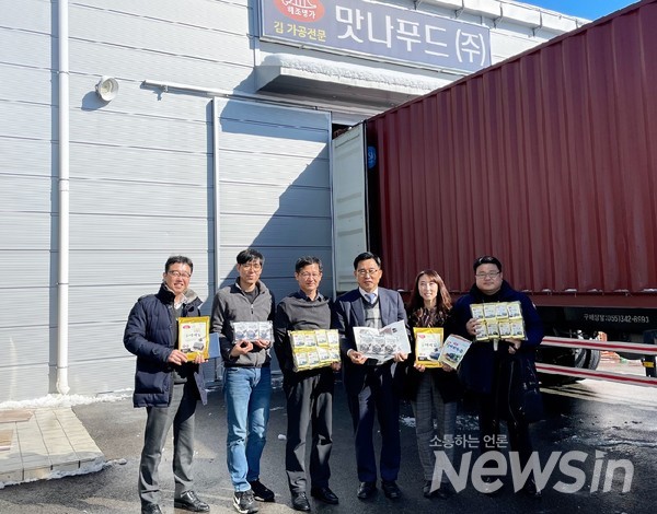 (주)맛나푸드 방문 현장,  한국농수산식품유통공사 김춘진 사장(우측3번째), ㈜맛나푸드 노윤균 부사장(좌측3번째)