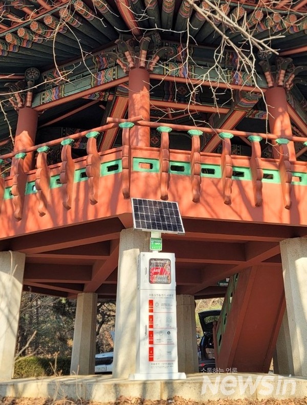 서대문구가 신규 설치한 자동심장충격기(AED). 태양열로 내부 온도조절이 가능한 보관함에 담겨 있다.