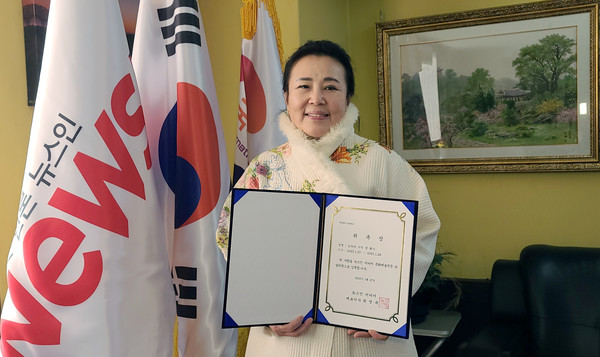 김하리 시인 겸 화가가 위촉식 후 기념촬영을 하고 있다. (사진=정경호 기자)