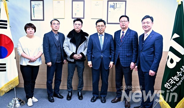 한국농수산식품유통공사, 친환경 스마트 양식으로 지속가능한 수산업 발전 모색 간담회 * 한국농수산식품유통공사 김춘진 사장(우측3번째), 스마트씨코리아 김일준 대표(좌측3번째)