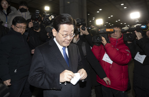 28일 밤 서울 서초구 서울중앙지검에서 이재명 더불어민주당 대표가 소환조사를 마치고 차량에 탑승하고 있다. 2023.01.28 / 사진=[뉴시스]