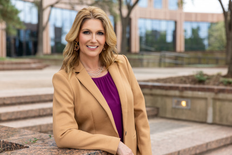 Mary Kay의 제품 및 과학 부문 최고 혁신 책임자인 Lucy Gildea 박사