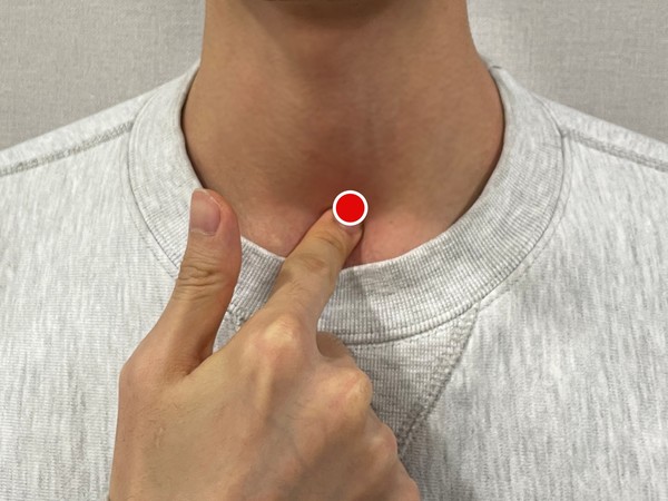 [사진설명] 기침 완화에 효과적인 ‘천돌혈’ 지압