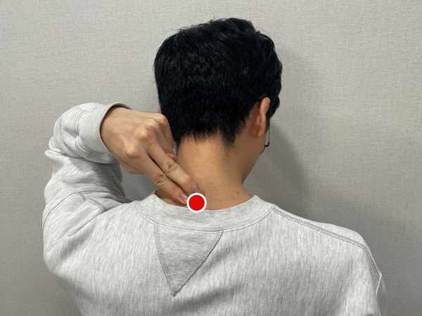 [사진설명] 감기 예방에 효과적인 ‘대추혈’ 지압