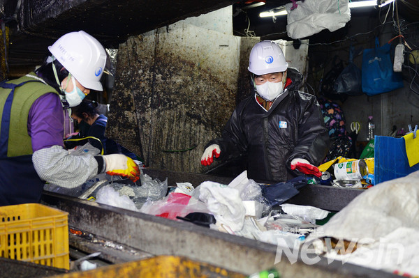 구청장까지 나섰다. 이필형 동대문구청장 재활용품 분리 배출 동참 호소 