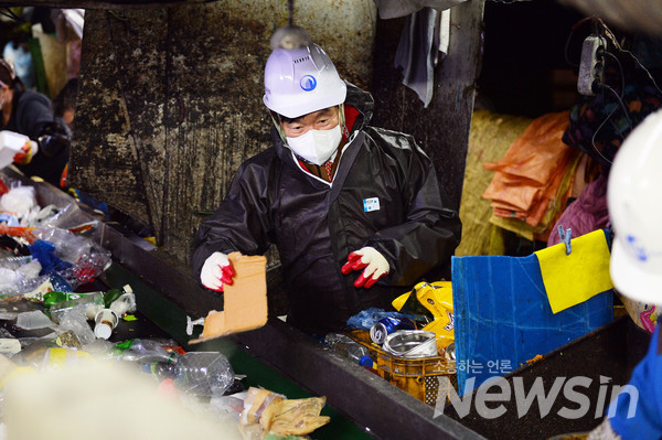 이필형 구청장은 평소에 조금만 신경써서 분리배출 해주길 호소