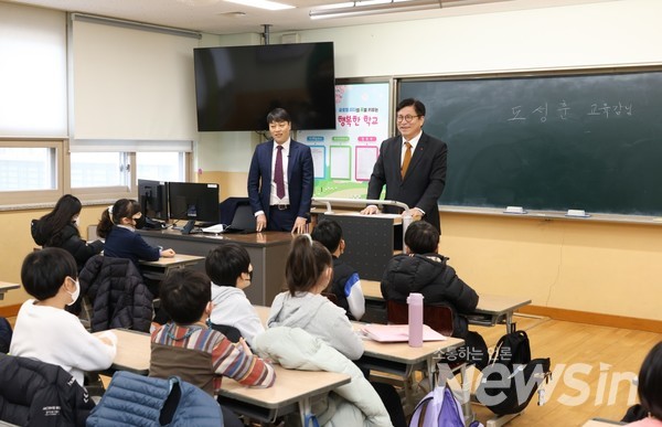 도성훈 인천광역시교육감, 실내 마스크 의무 해제 첫날 원동초 현장 방문