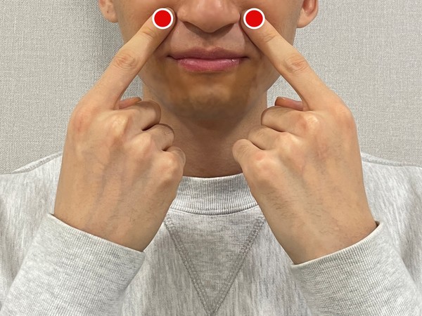 [사진설명] 코 점막을 촉촉하게 하는 ‘영향혈’ 지압
