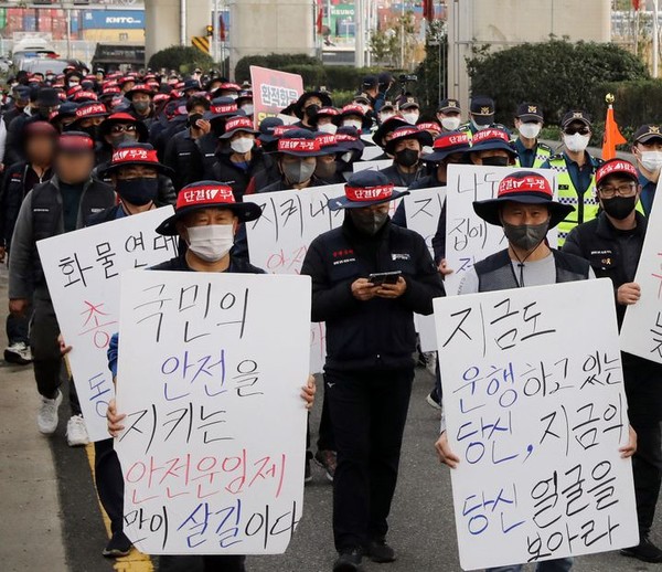민주노총 공공운수노조 화물연대본부 총파업 닷새째인 28일 부산 남구 신선대부두 인근에서 화물연대 조합원들이 거리행진을 펼치고 있다. 화물연대는 안전운임제 일몰제 폐지와 대상 품목 확대 등을 요구하며 집단으로 운송을 거부하고 있다. 2022.11.28/ 사진=[뉴시스]