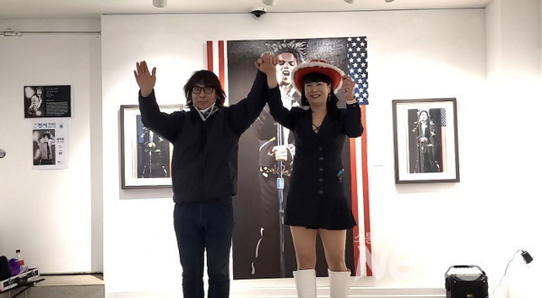 최승희 마술사와 송백일 작가 특별 이벤트 마술을 보여주고 있다(사진=정경호 기자)