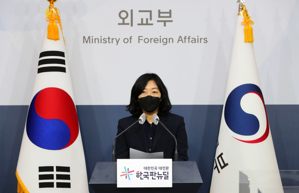 안은주 외교부 부대변인이 10일 오후 서울 종로구 정부서울청사 별관 브리핑실에서 정례브리핑을 하고 있다. 안 부대변인은 외국으로부터의 윤석열 대통령 당선인 앞 축전을 접수하고 있다며 관련 절차에 따라 처리하고 있다고 말했다. 2022.03.10.