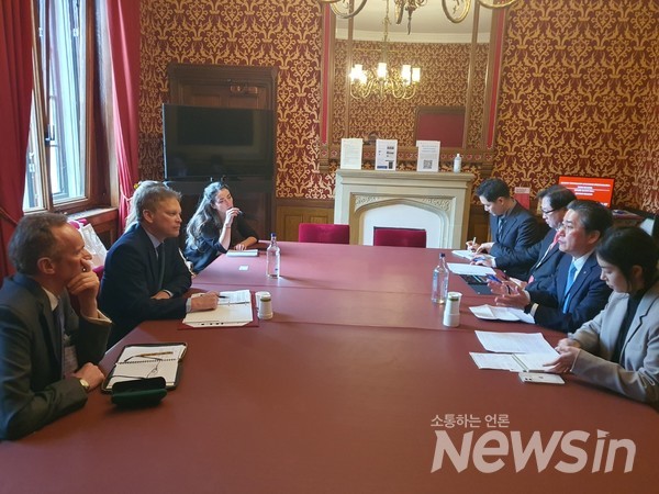 정승일 한전 사장(오른쪽 앞에서 두번째)이 그랜트 샵스 기업에너지산업전략부 장관(왼쪽 가운데)과영국 원전사업 참여를 위한 협력방안을 논의하고 있다. 