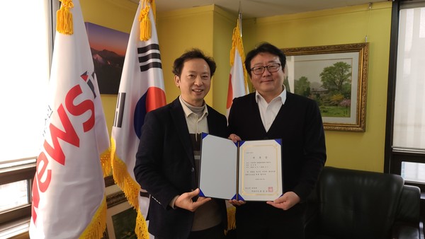 사단법인 이주민사회통합지원센터 염상철 기획이사(오른쪽)가 뉴스인 미디어 최명규 대표이사와 위촉식 후 기념촬영을 하고 있다. (사진=정경호 기자)