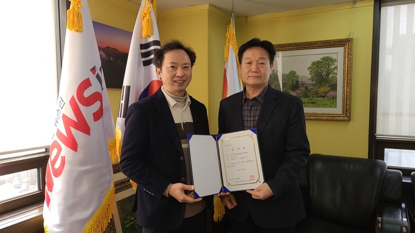 경기도 행정심판위원회 김봉채 심판위원(오른쪽)이 2일 뉴스인미디어 최명규 대표이사와 위촉식 후 기념촬영을 하고 있다. (사진=정경호 기자)