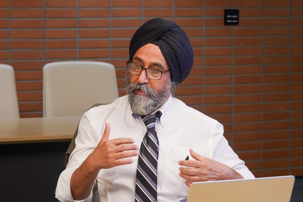 메이요 클리닉 검사실의 싱교수가 강연을 하는 모습.