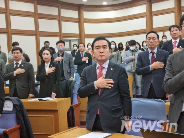 정책 토론회에 참가한 태영호 의원이 행사에 앞서 국기에 대한 경례를 하고 있다. 