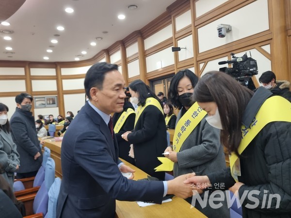 토론회에 참가한 언북초등학교 어머니들과 인사하는 조성명 강남구청장 
