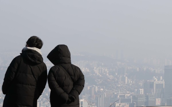 서울지역 미세먼지 농도가 나쁨 수준을 보이고 있는 1일 오전 서울 용산구 남산에서 바라본 도심이 뿌옇다. 2023.02.01.