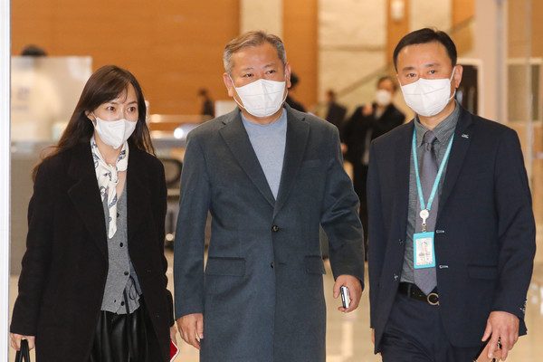 이상민 행정안전부 장관이 5일 오후 인천국제공항 제2여객터미널에서 미국 재난관리 정책 방문일정을 마치고 귀국하고 있다. 2023.02.05 / 사진=[뉴시스]