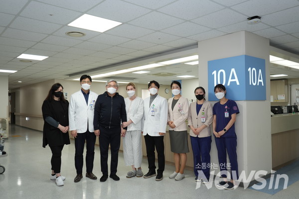 사진설명 : 러시아 환자 엘레나(가운데 환자복)가 위암수술을 무사히 마치고 퇴원을 앞두고 감사인사를 전하면 담당 의료진들과 기념 촬영하였다.(오른쪽에서 네 번째 외과 오성진 교수, 왼쪽에서 두 번째 공규민 국제진료센터장)