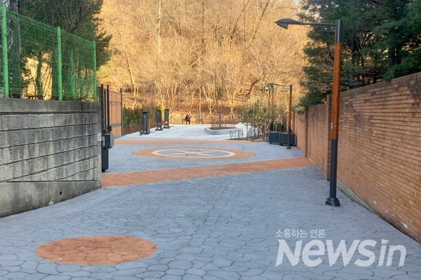 명지초등학교 인근 약 1,500㎡ 면적(홍은동 산26-184) 쾌적하게 변모무단 경작지에 바닥 포장하고 가로등, CCTV, 벤치, 운동기구 설치이팝나무와 철쭉, 소나무 등 심어 주변과 조화를 이루는 녹색 경관 조성