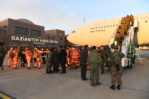 8일(현지시각) 튀르키예 가지안테프 공항에 도착한 대한민국 긴급구호단(KDRT) 수송기에서 단원들이 내리고 있다.2023.02.08 / 사진=[국방부 제공]