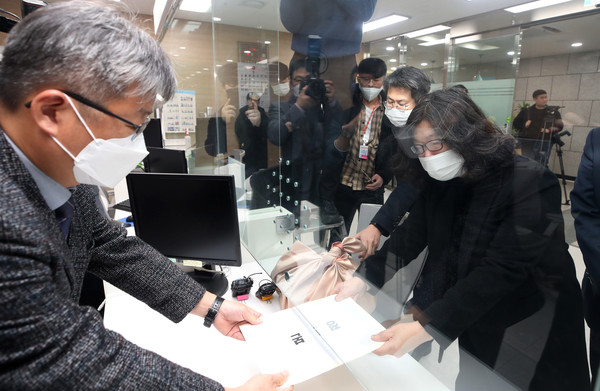 정성희 국회 법제사법위원회 수석전문위원이 9일 오전 서울 종로구 헌법재판소에서 김도읍 법사위원장의 위임을 받아 이상민 행정안전부 장관 탄핵 소추 의결서를 제출하고 있다.2023.02.09 / 사진=[공동취재사진]