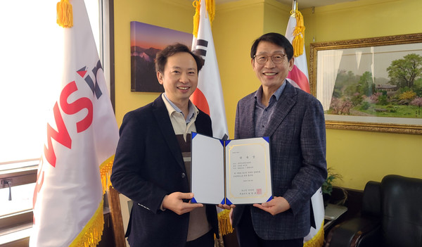 (사)한국빅데이터학회 김용봉 지도교수(오른쪽)가 뉴스인미디어 최명규 대표이사와 위촉식 후 기념촬영을 하고 있다. (사진=정경호 기자)