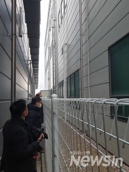 망인이 추락 후 신음하다가 사망한 회사건물 뒷편 울타리