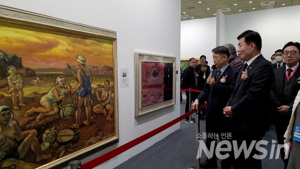 서울국제아트엑스포 특별관에서 이광수 한국미술협회 이사장이 김진표 국회의장에게 작품 설명을 하고 있다(사진=정경호 기자)