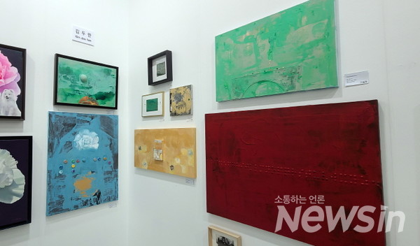 시각장애인들을 위한 작품을 선보인 서양화가 김두한 2023서울국제아트엑스포(사진= 정경호 기자)