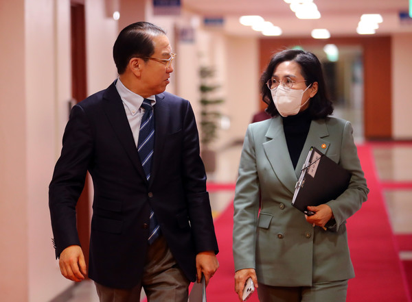 권영세(왼쪽) 통일부 장관과 김현숙 여성가족부 장관이 7일 오전 서울 종로구 정부서울청사에서 열린 국무회의에 참석하고 있다. 2023.02.07 / 사진=[뉴시스]