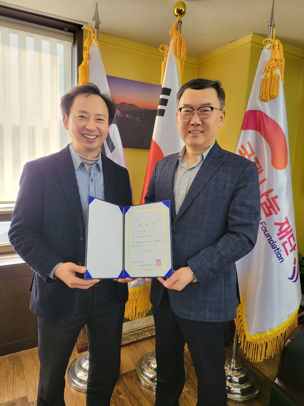 법무법인 클라스 김진국 고문(오른쪽)이 뉴스인미디어 최명규 대표이사와 위촉식 후 기념촬영을 하고 있다.