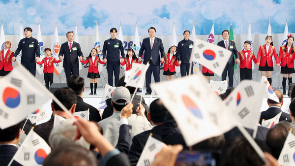 윤석열 대통령이 14일 충북 진천선수촌에서 열린 2023 대한민국 체육비전 보고회에서 주요 내빈들과 함께 '손에 손잡고'를 합창하고 있다. 2023.02.14 / 사진=[뉴시스]