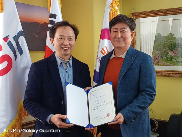 미래빌더 이석봉 대표이사(오른쪽)가 뉴스인 미디어 최명규 대표이사와 위촉식 후 기념촬영을 하고 있다. (사진=민경찬 기자)