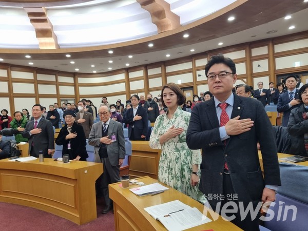 국민의례에 이어 애국가는 4절을 불렀다. 이 기상과 이 맘으로 충성을 다하여 괴로우나 즐거우나 나라사랑하세