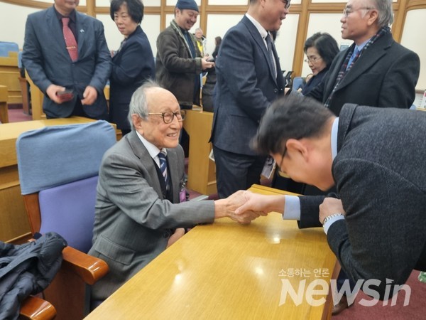 참석자들에게 김형석 연세대학교 명예교수 존경의 대상