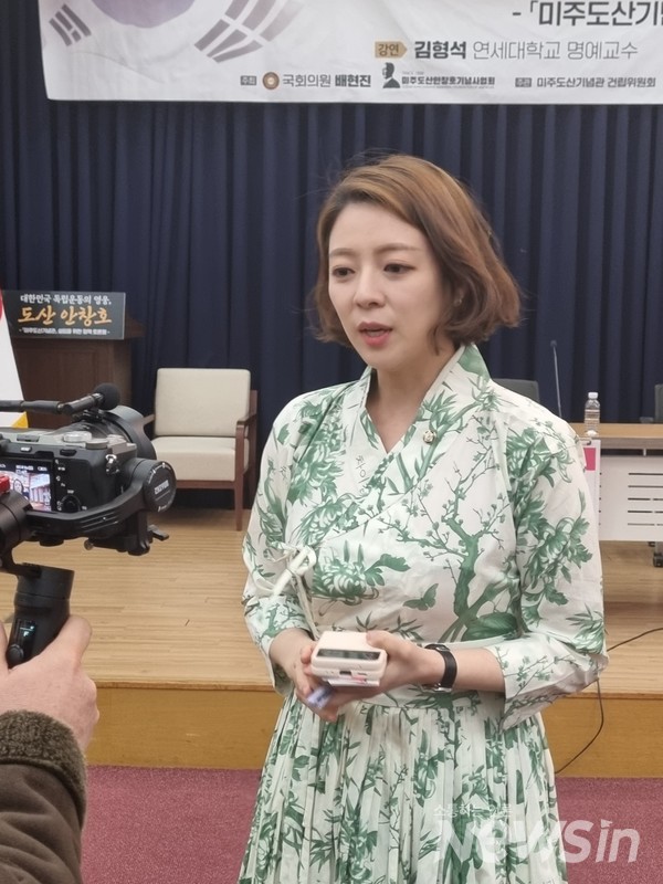 인터뷰하는 배현진 의원