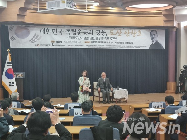 배현진 의원이 김형석 연세대학교 명예교수를 소개하고 있다.