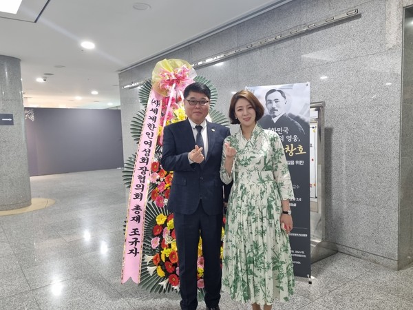 배현진 의원이 서동하 미주한인회 한국지부장과 기념촬영하고 있다