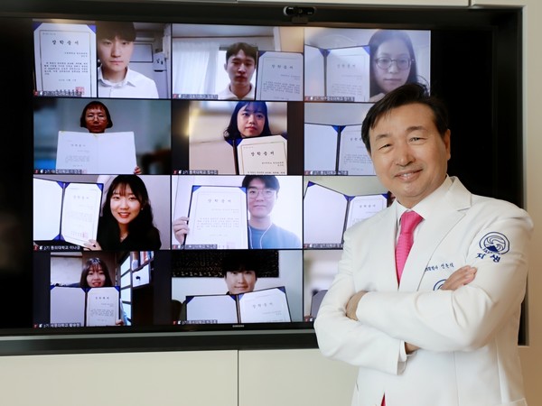 [사진설명] 자생한방병원 설립자 신준식 박사가 '제2회 자생 신준식 장학금 전달식' 후 기념 촬영을 하고 있다.